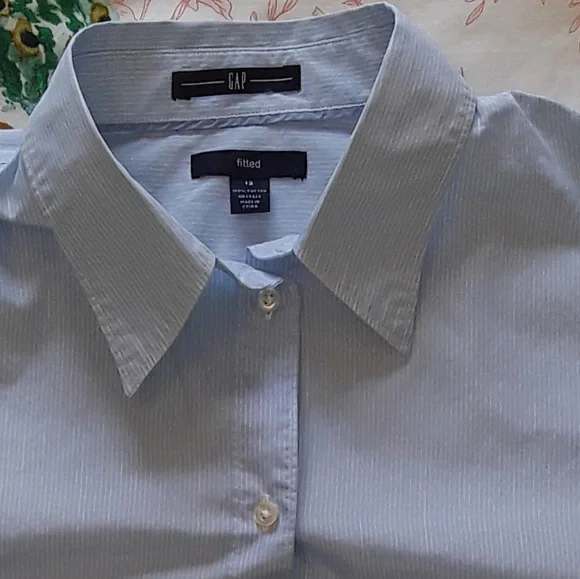 - GAP Fitted Button Down Shirt - Picture 5 of 5
